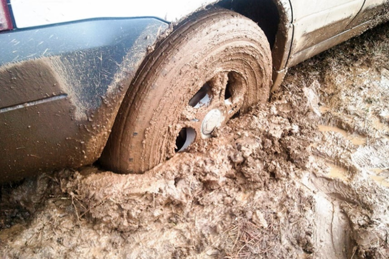Lốp bám đất bùn, nguyên nhân làm bánh xe ô tô bị đảo