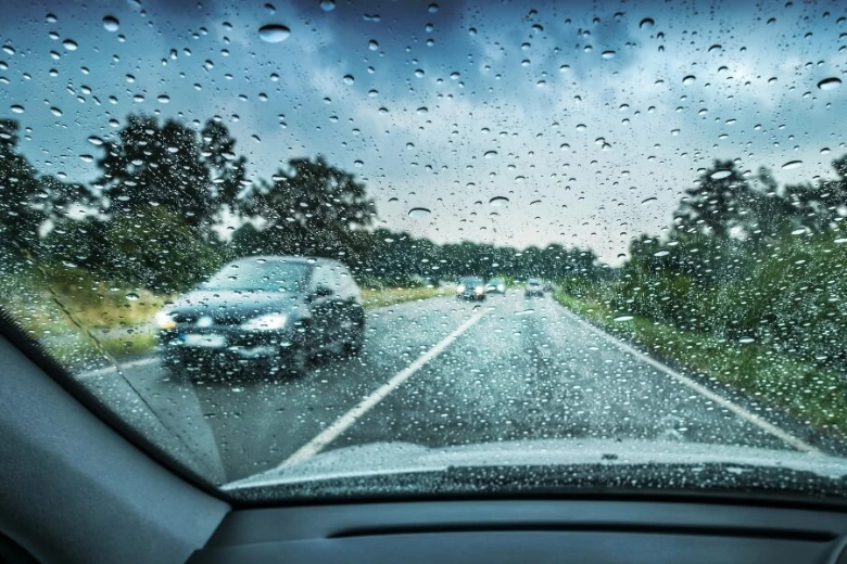 ôtô điện có an toàn khi lái trong trời mưa hay không?
