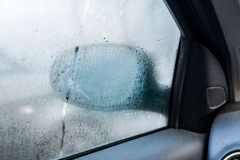 Kính ô tô bị mờ khi trời mưa nguyên nhân là do đâu?