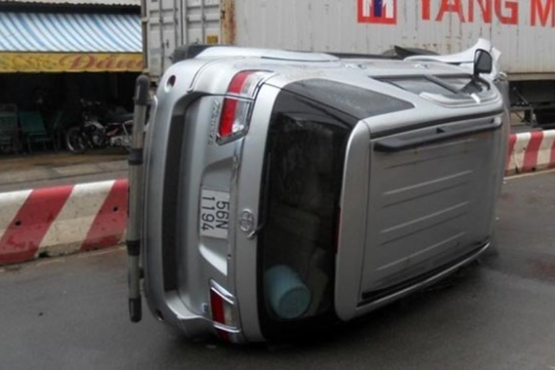 Xe ô tô bị lật ngang do mất thăng bằng trong quá trình vào cua hoặc di chuyển trên địa hình nghiêng