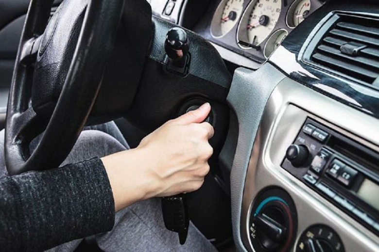 Xoay vô lăng sau khi tắt xe dẫn đến bị khóa vô lăng