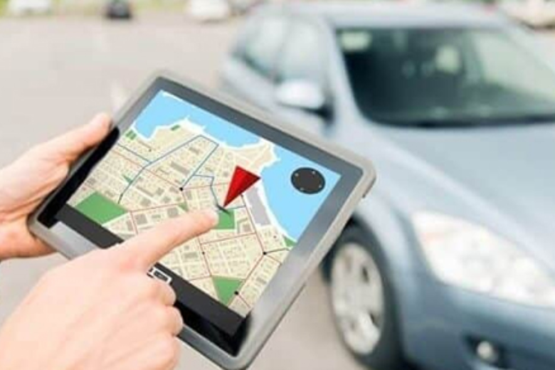 bạn cần thường xuyên kiểm tra vị trí của xe so với các vạch kẻ đường và các phương tiện xung quanh