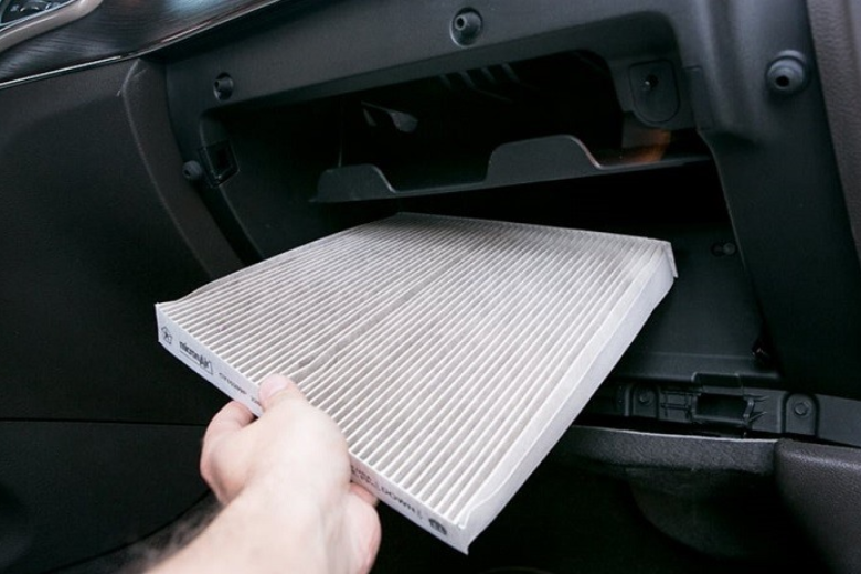 Sau một thời gian sử dụng, cửa điều hòa và bộ lọc gió thường tích tụ lượng lớn bụi bẩn