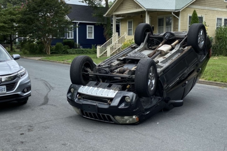 Ô tô bị lật dọc thường xảy ra khi xe va chạm trực tiếp với chướng ngại vật ở tốc độ cao