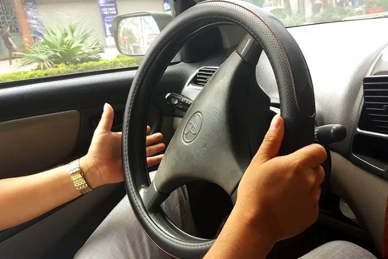 Xe bị khóa vô lăng do dây curoa trượt trên puly