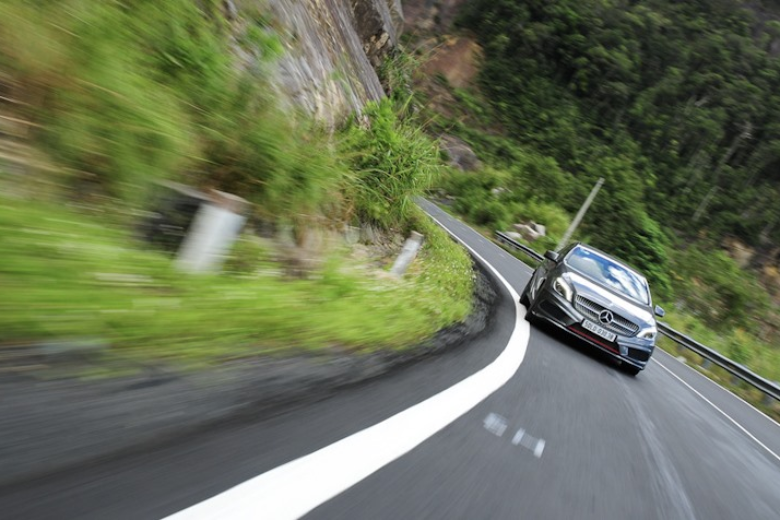 Lái xe với tốc độ cao là nguyên nhân phổ biến nhất dẫn đến lật xe