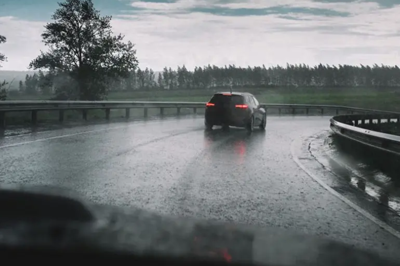 Khi xe mất lái di chuyển với tốc độ cao, lốp có thể mất độ bám