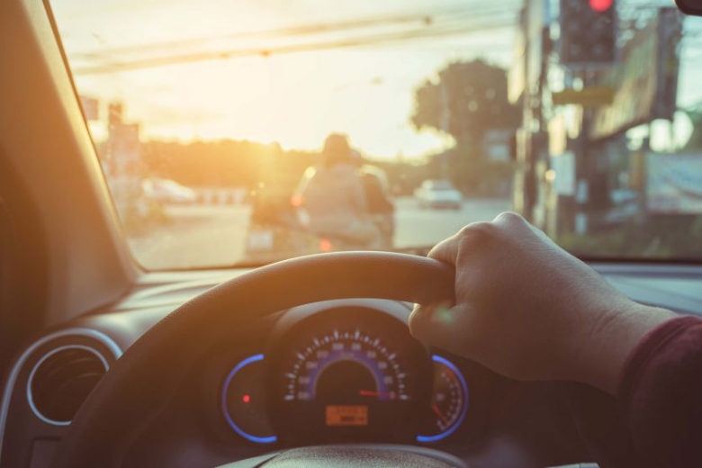 Căn xe máy chạy phía trước