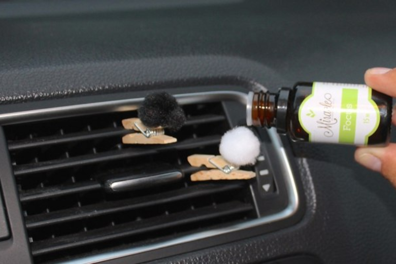 Dùng tinh dầu thơm để khử mùi hôi và tạo hương thơm mát