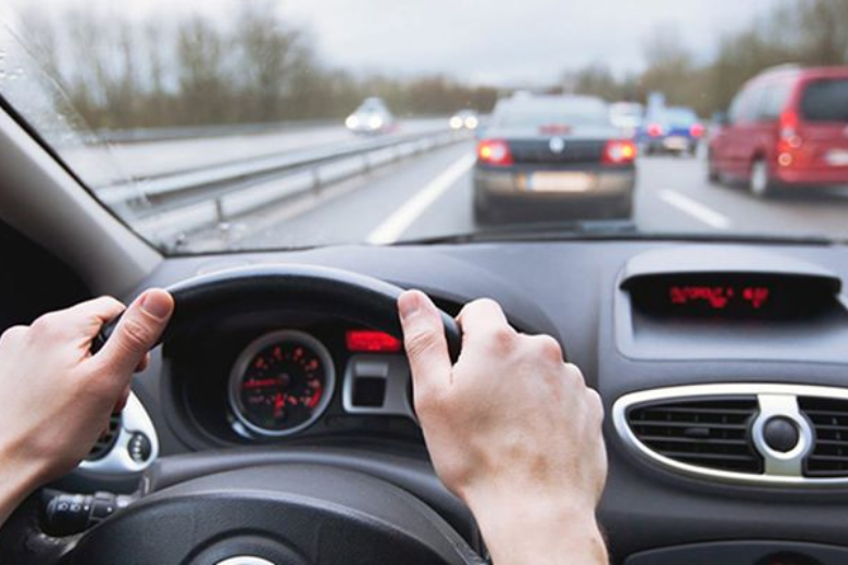 Căn ô tô chạy phía trước