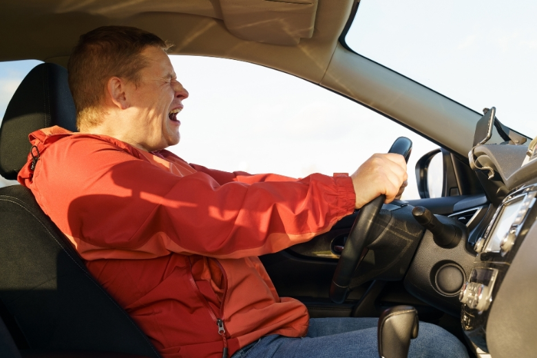 Nếu gặp vật cản hoặc đường trơn, tuyệt đối không phanh mạnh