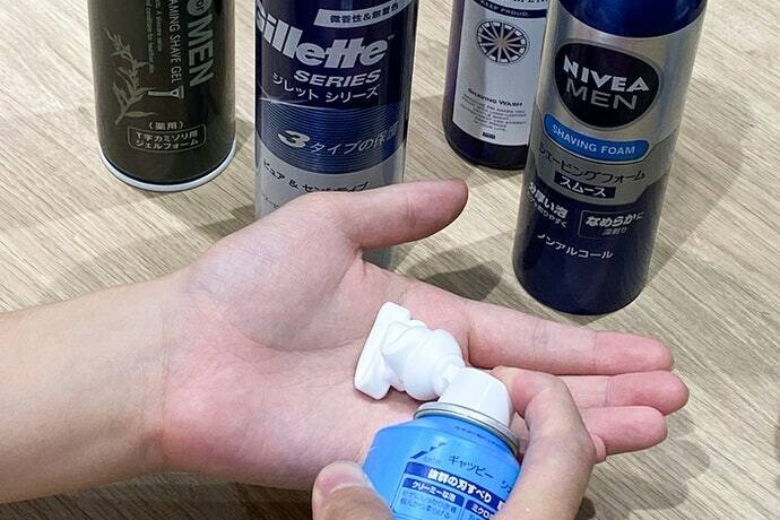 Sử dụng khăn khô, bọt cạo râu hoặc ruột thuốc lá để lau bề mặt kính khi bị mờ