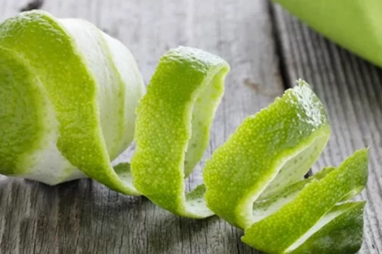 Vỏ bưởi là một giải pháp tuyệt vời để khử mùi trong ô tô