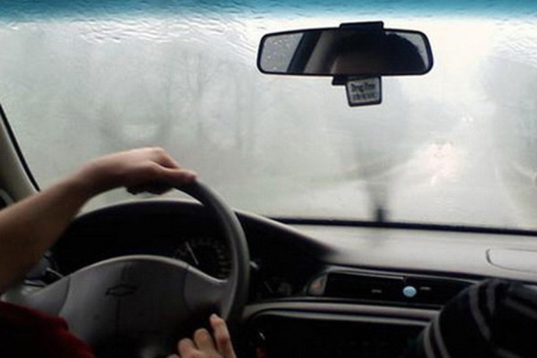 Mẹo hay khác xử lý kính ô tô bị mờ khi trời mưa