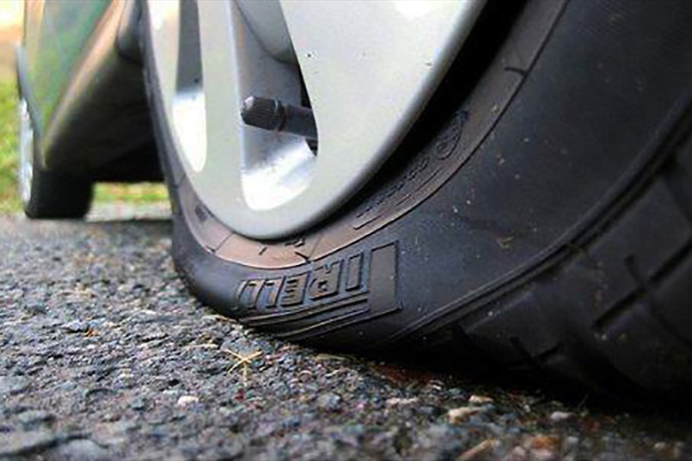 Lốp xe hư hỏng cũng là nguyên nhân khiến cho bánh xe bị đảo và lắc trong di chuyển
